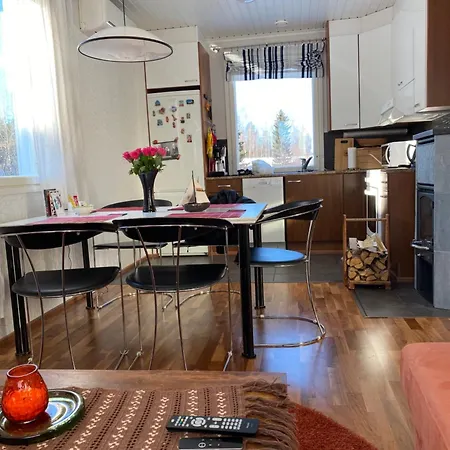 Talo Merikarvian Keskustassa Lahella Merta!